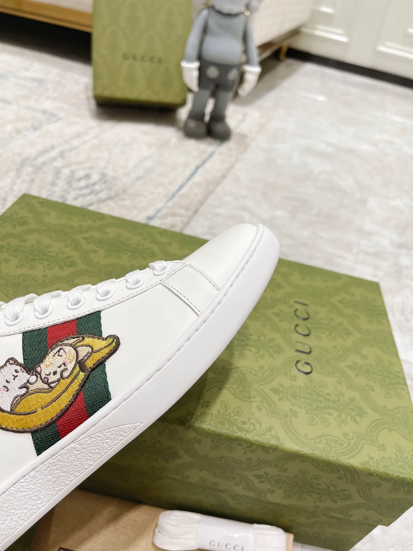 👟👟Ex-factory price 440👟👟 Women's shoe factory GUCCi's latest anti-counterfeiting line classic sports lace-up white shoes for couples ☝︎57 layouts of the whole series are shipped with high quality★ Color matching is being updated continuously... 🔥Look for our upgraded version quality, original mold opening ✔️Original last shape ✔ Everything is authentic from the inside out🥊 🍬Material: 🔸The upper is made of Italian cowhide imported from the original factory. The comfort and softness are higher than ordinary cowhide from domestic factories. ➕Full cowhide lining and foot pads. The lining adopts the same lasting method as the original. The midsole is also printed with double G and the insole is also original molded. 3D craftsmanship❗️Different from ordinary products in the market❗️➕The outsole adopts the original high-density one-to-one sole➕⚠️The snakeskin tail is consistent with the authentic color, and the real snakeskin is a small piece➕🗯The embroidered patches are also authentic. After disassembly, each color comparison is accurate before shipment‼ ️ Shoe size: Female 35-40 Male 39-44